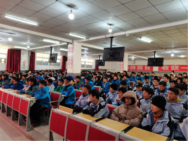 昭觉民族中学开展寒假前法治一堂课宣讲活动