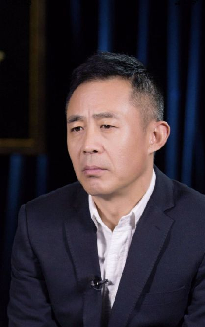 国家一级演员侯勇疑似酒驾,饭桌大口喝红酒,上车后不忘系安全带