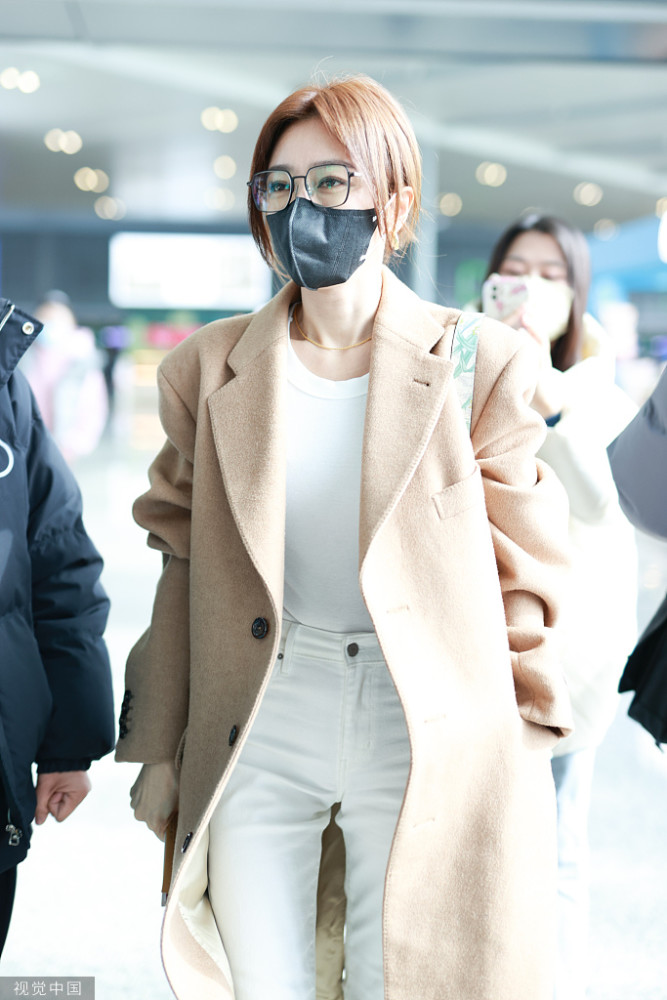秦岚现身上海虹桥机场