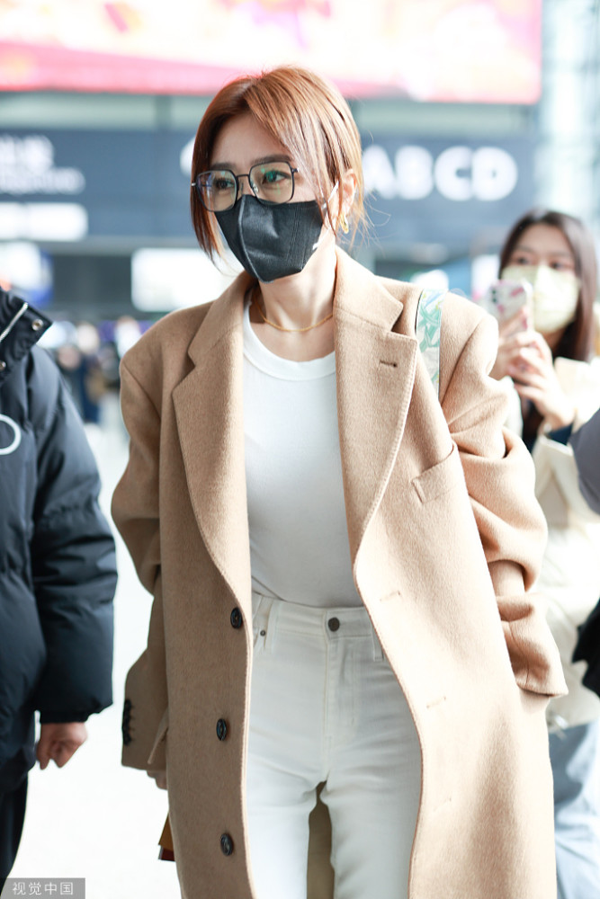 秦岚现身上海虹桥机场