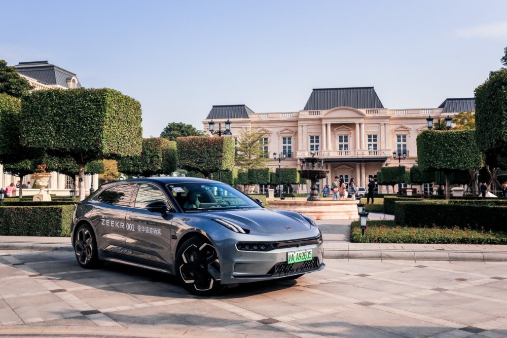 超前理念的电动汽车极氪001试驾