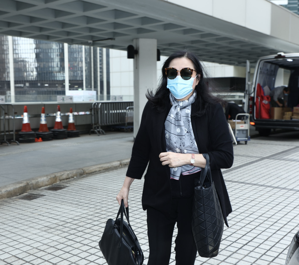 不过当天出席的仅有被告霍震寰以及原告之一的霍丽娜,两人尽管步履