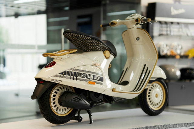 20多万的踏板有多壕 vespa 9467676 dior版到店实拍