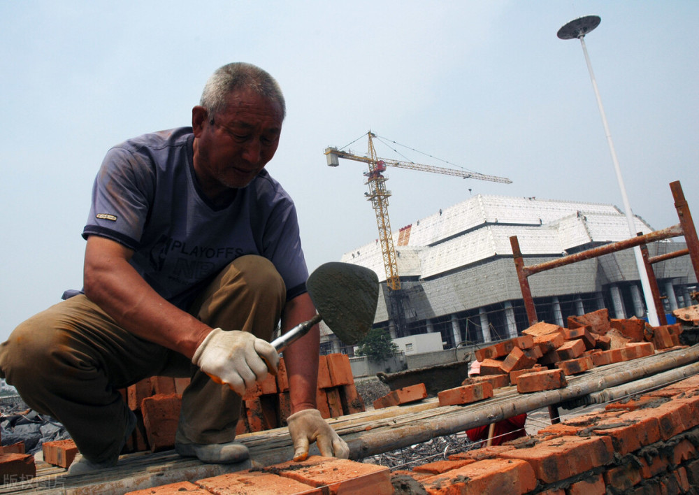 年底工地停工潮建筑老板苦不堪言农民工说出实情