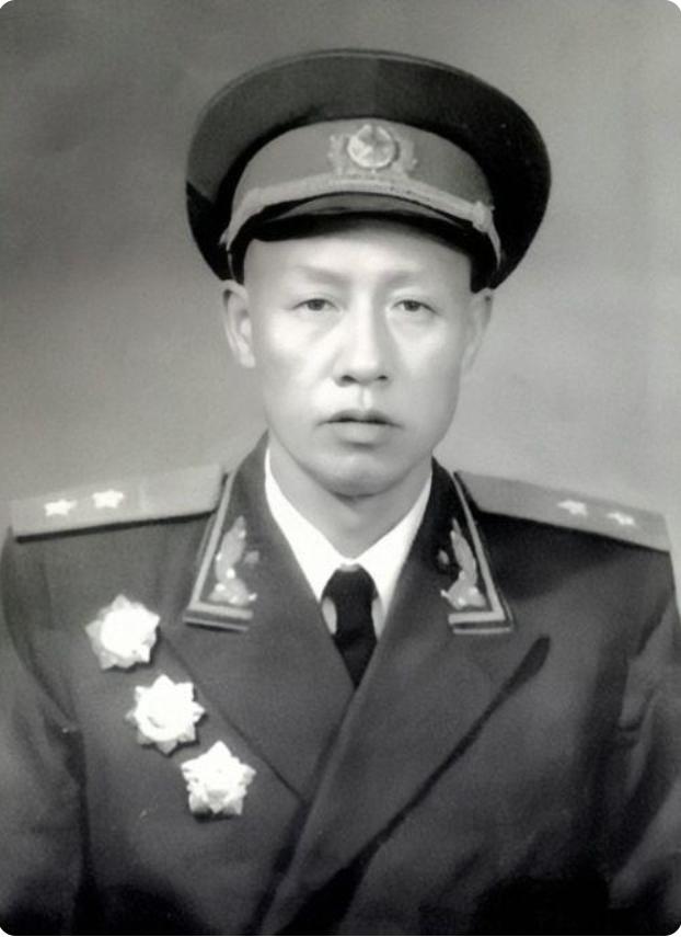 广州军区副司令员吴富善在火车站遇歹徒碰瓷将军说跟我去取钱