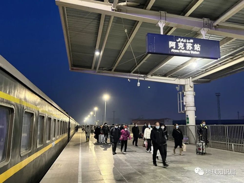 人们需要乘坐2~3个小时的汽车到阿克苏赶火车拼车要30元大巴车或中巴