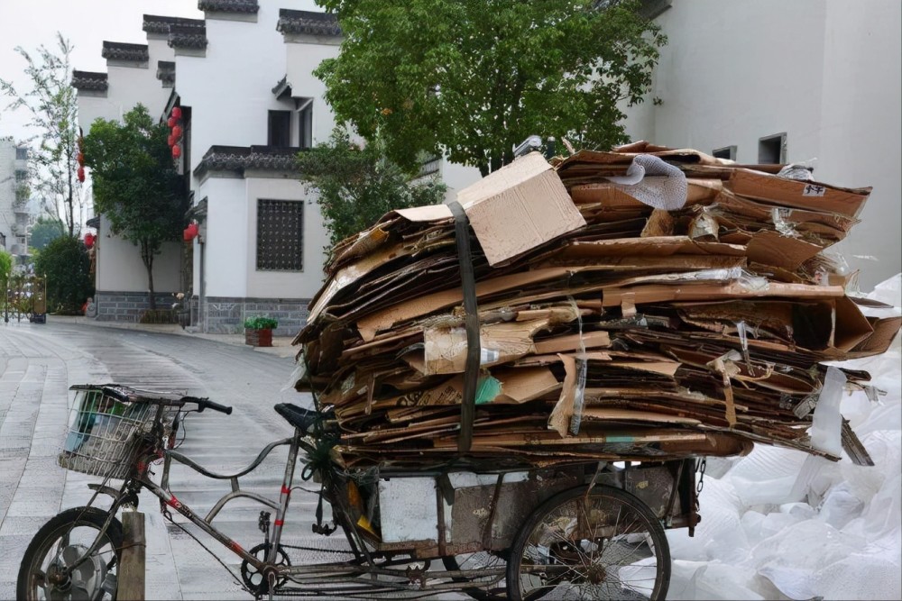 33岁捡破烂维持生计46岁逆袭成亿万富翁曹玉根经历了什么