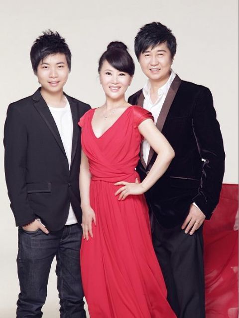 王为念搂任静肩膀合影付笛生帮拍照展露生气表情