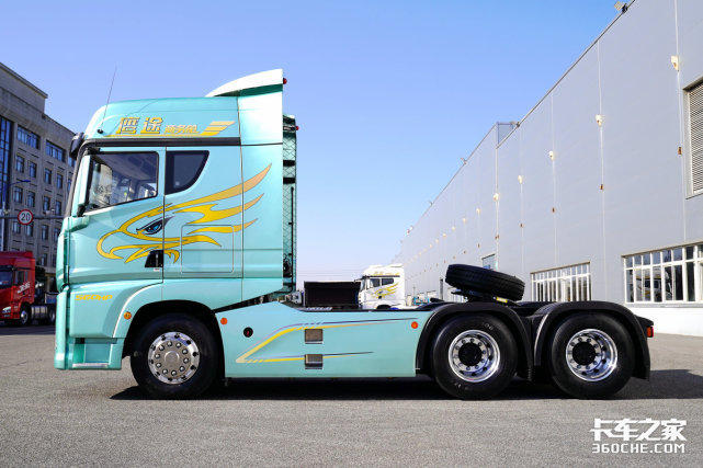 明智青这个颜色非常有意思,在不同的光线和角度下,反射出来的颜色是略