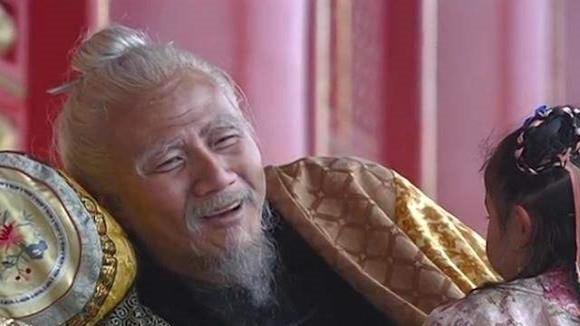 老皇帝病重冷冷看着群臣飙演技3岁幼女一句话让他感动不已