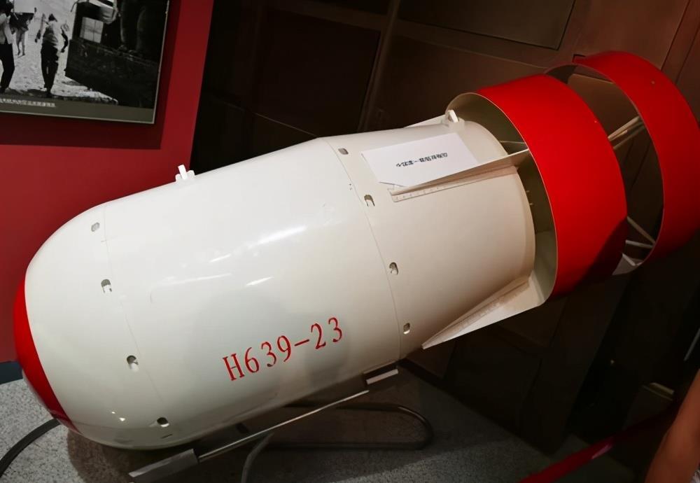 1971年,中国第一颗实战氢弹投掷失败,飞行员冒死将氢弹带回_腾讯新闻