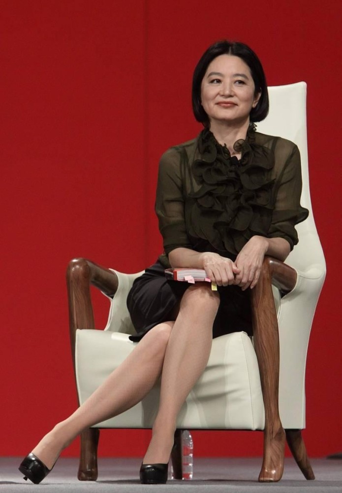 林青霞越活越潇洒木耳边衬衫配裹身裙有职场女性的优雅与从容