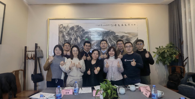 部主任肖竞及中国信通院云大所治理与审计部主任杨玲玲介绍报告背景