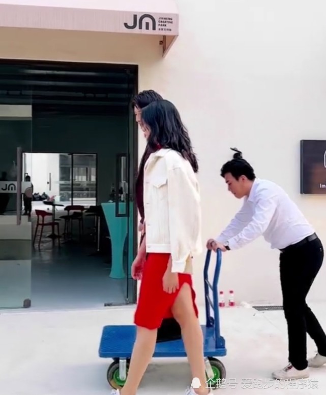 刘晏含发布第一视角,走路霸气十足,男主角不太"自信"