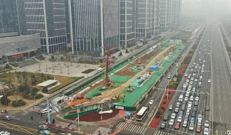 鳳凰路站為地下明挖三層島式車站,共設4個地鐵出入口.主體總長約298.