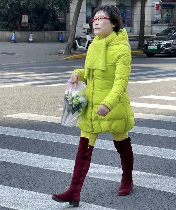 建议50岁女人避开"中国大妈式"穿搭,俗气不时髦,会被人吐槽