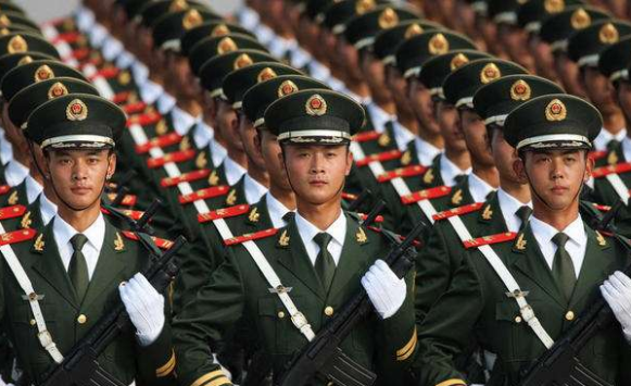 在阅兵仪式上,男兵,女兵为何都不敢眨眼?背后的原因让人动容_腾讯新闻