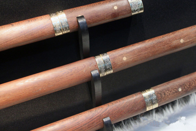 木鞘刀鞘的使用保养:刀友们在出刀入刀的时候,手法要轻稳,避免划伤鞘