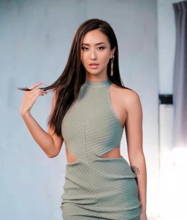 女星蔷蔷自曝曾在酒店工作,只为赚钱买车,被爸爸好友撞见