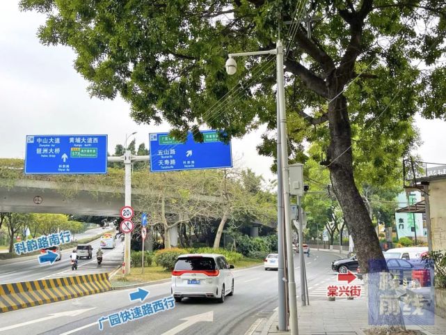 从科韵路环城高速收费站往南走,刚转入西行往广园快速路的匝道,右手边