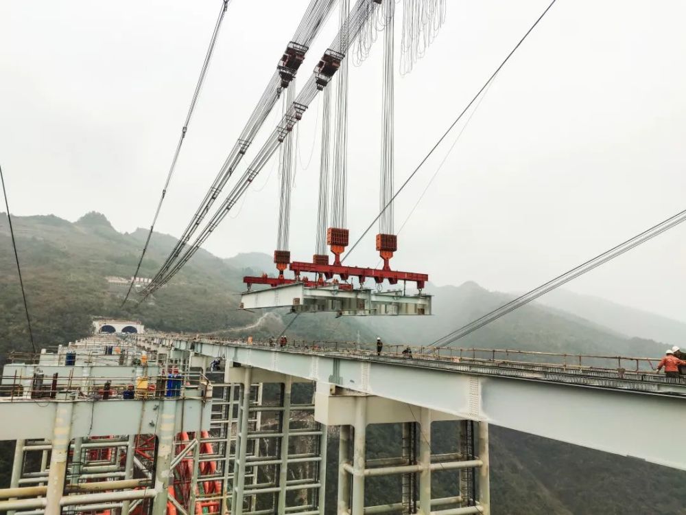 仁遵高速大发渠特大桥右幅桥面系顺利合龙