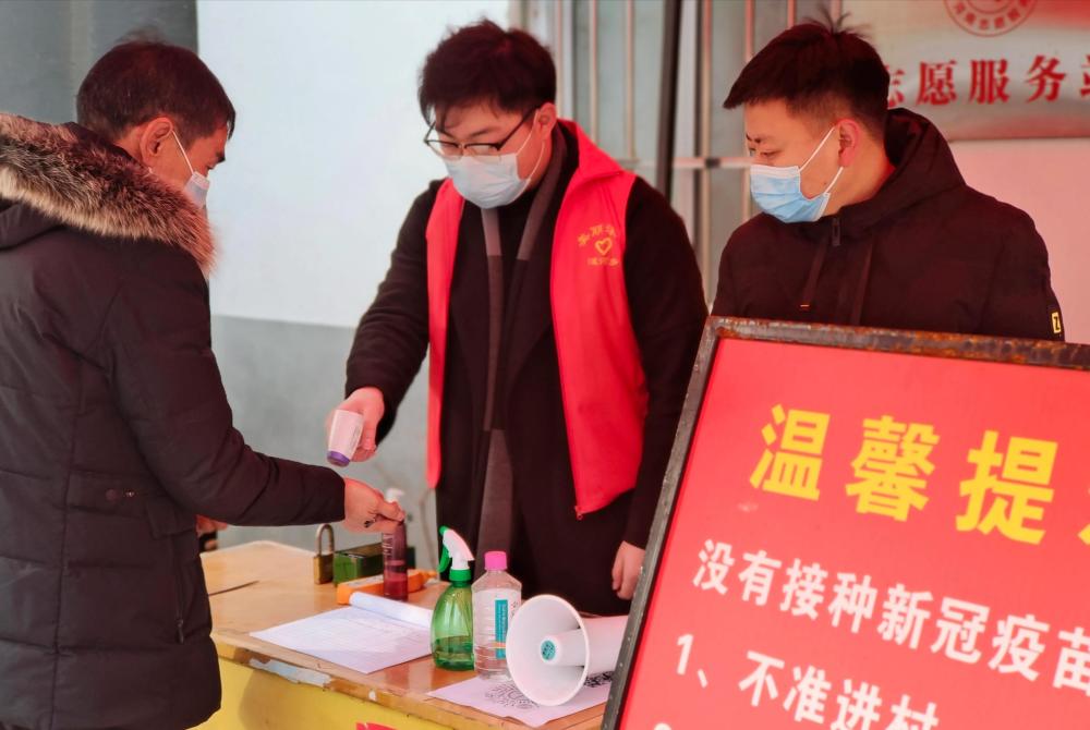 河南大学生坚守抗疫一线带领同学一起当志愿者