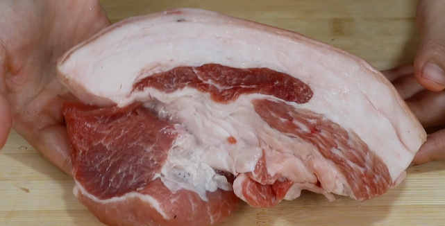 怎么挑选猪肉,颜色深浅区别很大,搞清楚了不再吃亏,十分实用