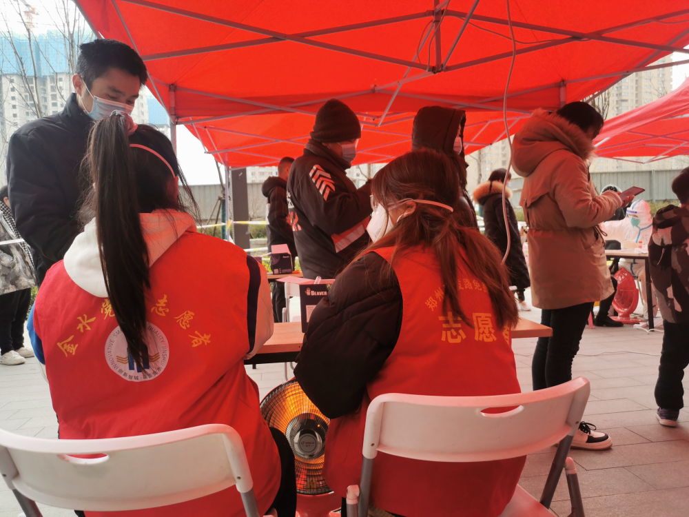 大学生社区人员公益人士他们组成了郑州防疫志愿者