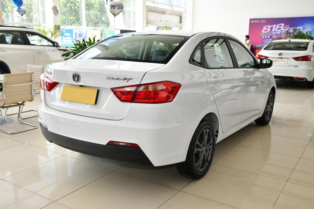 售579万元起轴距2610mm的三厢家轿带你看长安逸动dt