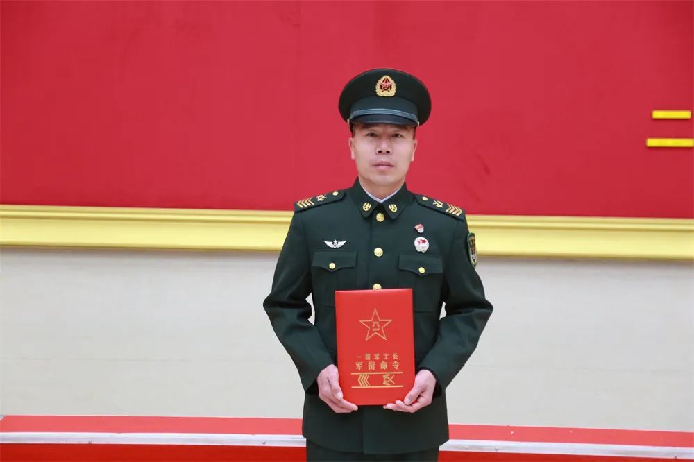 "与排长同时换上新军衔这是"兵头将尾"的交汇与传承一起加油吧来源