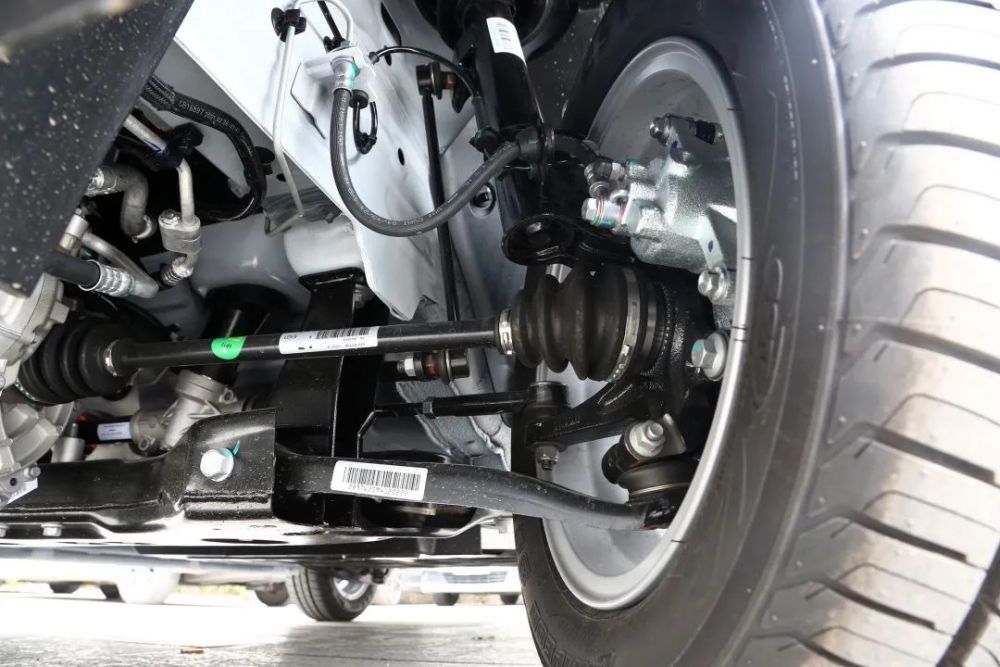 底盘部分这款车前悬挂使用了麦弗逊式独立悬挂,后悬挂使用的是纵臂