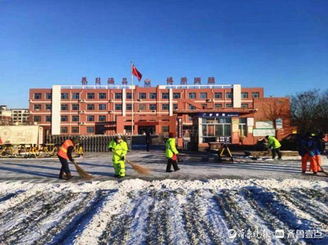 博兴县曹王镇环卫工人除雪忙 守岗尽责保通畅