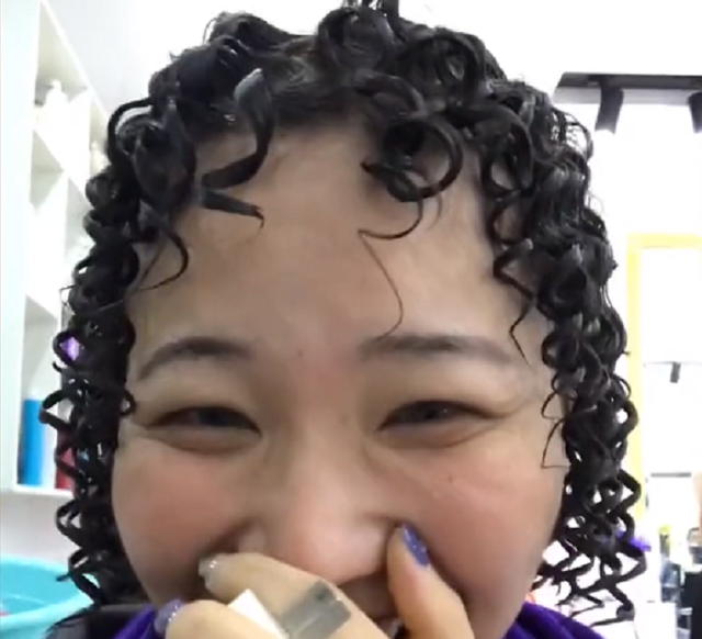 然而,**终效果出来后顿时懵了,原来显年轻的漂亮小姐姐秒变"大妈风".