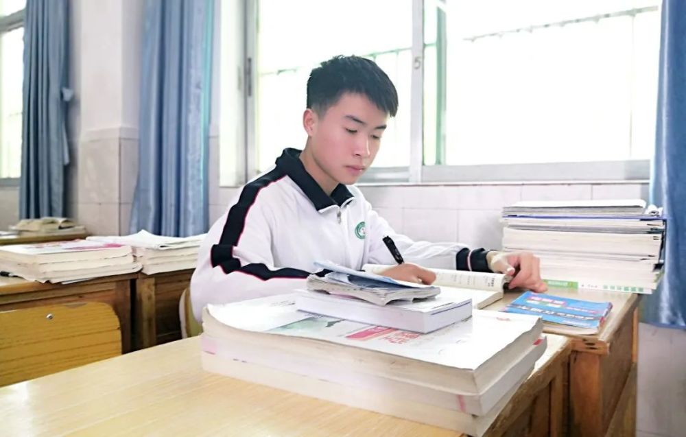 紫金中学黄浩同学被广东省教育厅评为广东省优秀学生_腾讯新闻