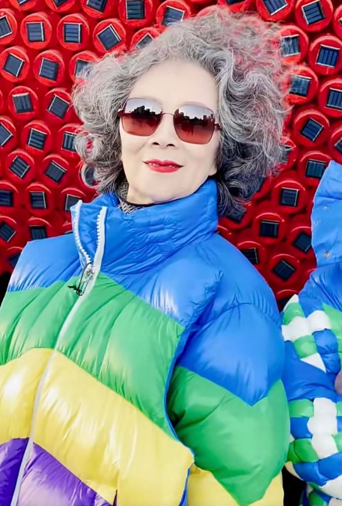 75岁北京奶奶真潮那么花的羽绒服也敢穿配一头白发看着太拉风