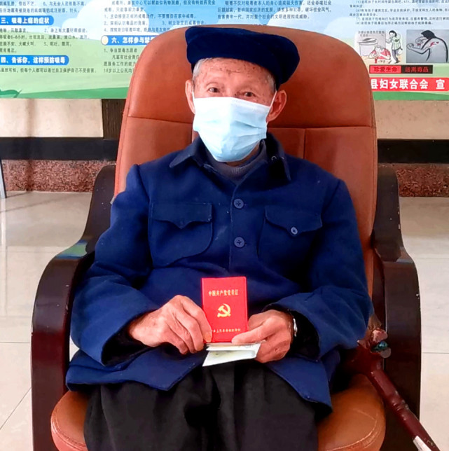 上思9旬老党员坚持数十载亲手交党费