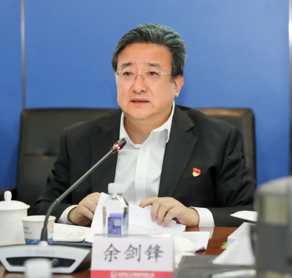 会上,余剑锋通报了2020年度民主生活会整改措施落实情况,代表党组作