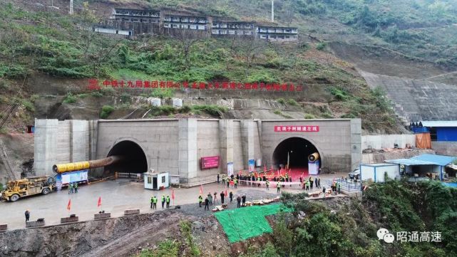 187公里穿越莲峰镇,黄华镇,水竹乡位于永善县境内大关至永善高速公路