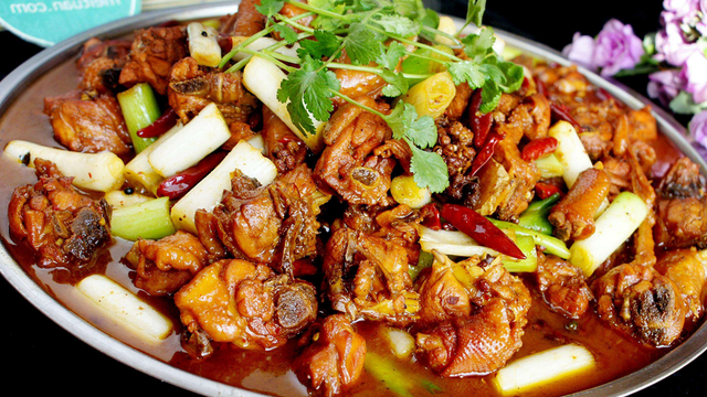 地道新疆大盘鸡的家常做法鸡肉软烂脱骨土豆绵软入味真好吃