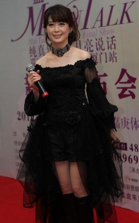 孟庭苇真是无龄美魔女!蓬蓬裙配皮靴又美又酷,新潮又前卫插图5