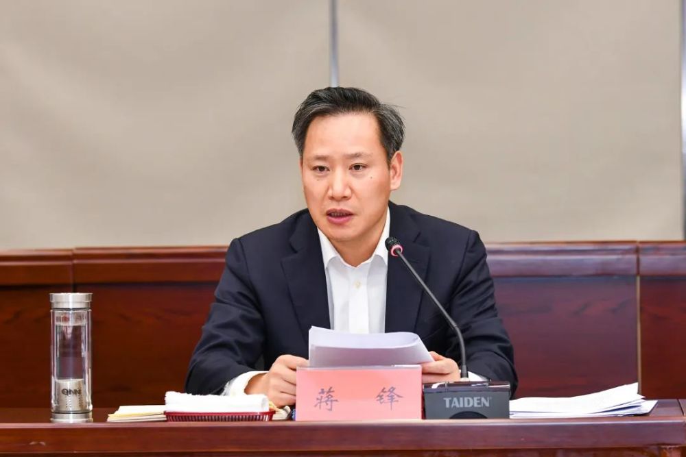 常委会会议暨议军会议,市委常委,区党工委书记,区委书记蒋锋主持会议