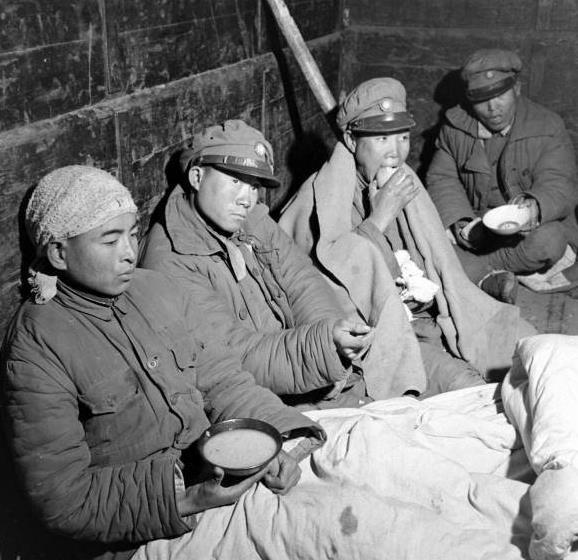 陈官庄战役80万斤猪肉运到解放军战壕南京则昼夜生产大饼罐头