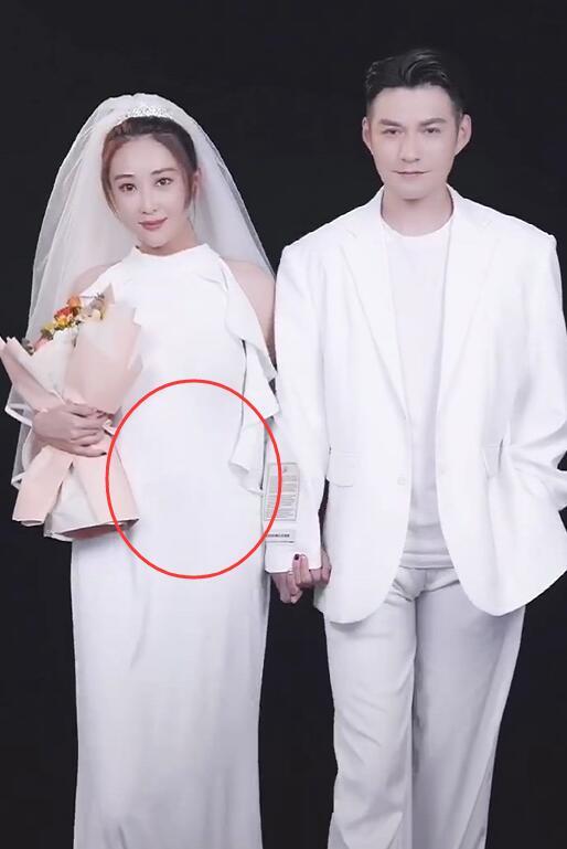 杜若溪严屹宽拍婚纱照,腹部圆润似怀孕,自曝长胖为减肥不吃午餐