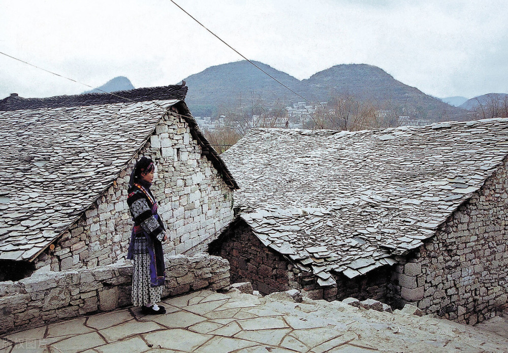 这处村寨就是在贵州当地都小有名气的石头寨,因为当地的居民大多都是