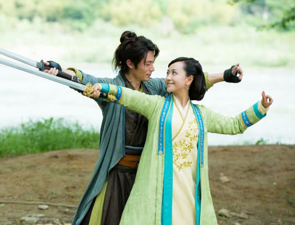 《笑傲江湖》中,岳灵珊为何抛弃令狐冲,宁愿选心机深的林平之?