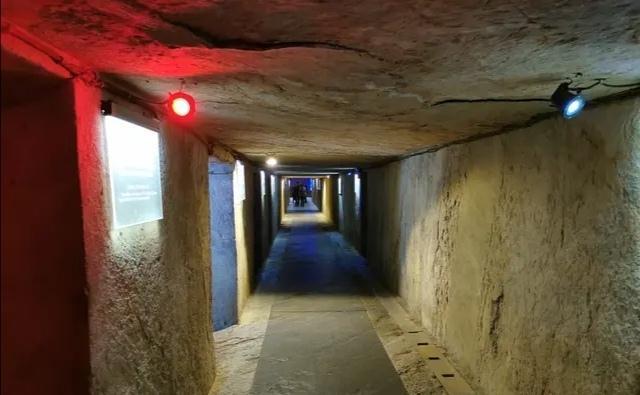 徐州狮子山楚王陵地宫墓道在峭壁之下后室还有复原的楚王雕像