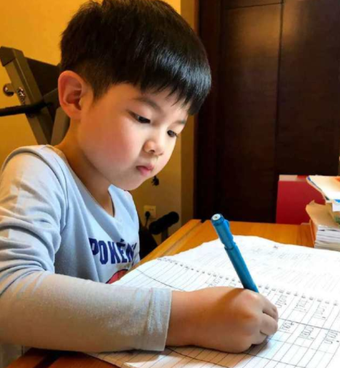 郑州一小学生在马桶上写作业，大腿上写满算式，网友：省事又省纸【图文】作业作业郑州算式