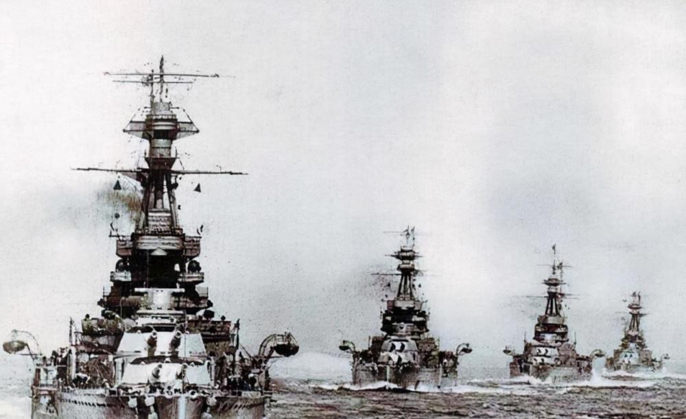 两艘装甲巡洋舰和一艘武装商船,还有战列舰不屈号和无敌号