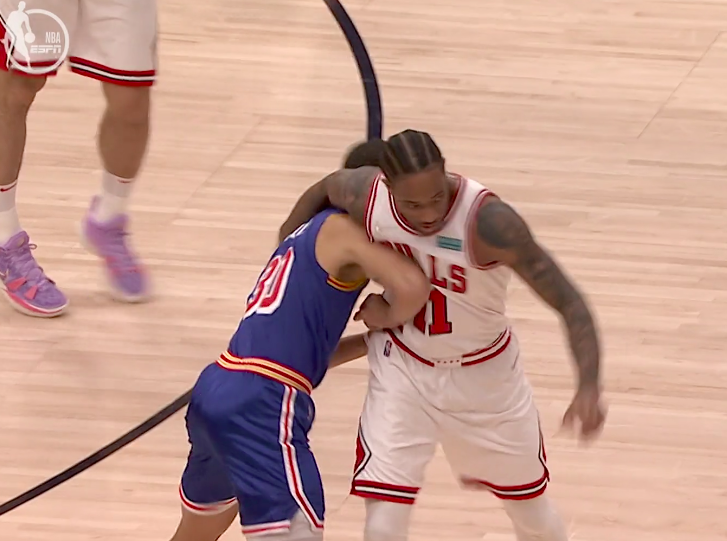 争议库里后脑勺遭德罗赞肘击疼得蹲在地上艰难起身龇牙咧嘴