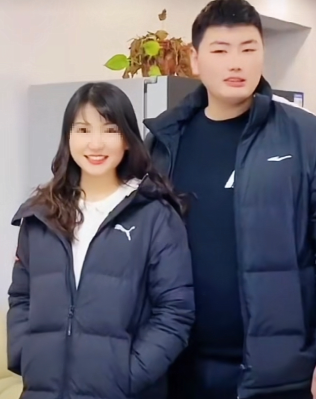 大衣哥儿子笑了,与相亲对象分食一个苹果,陈亚男心里是啥滋味?